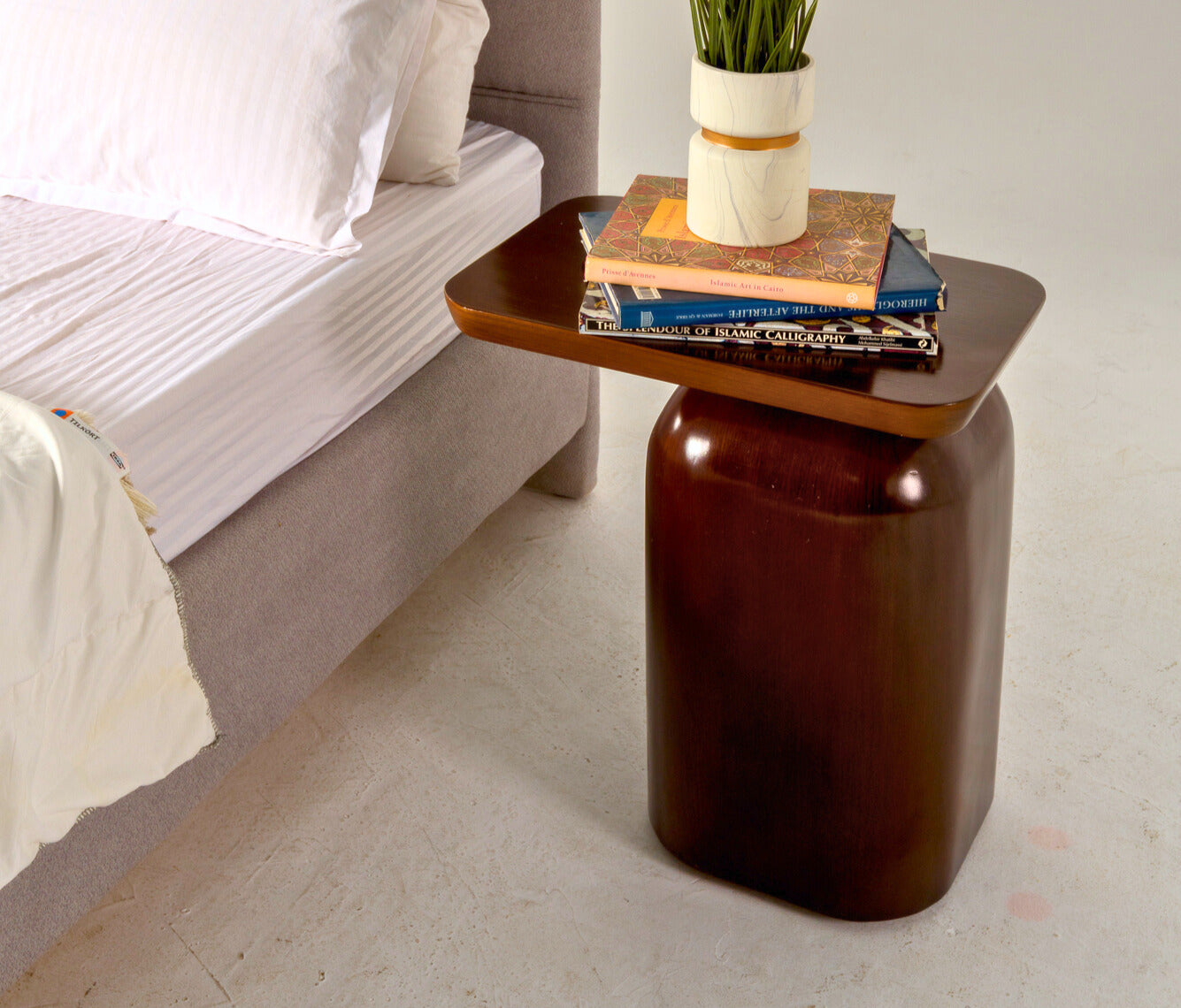 Sbalzo Side Table